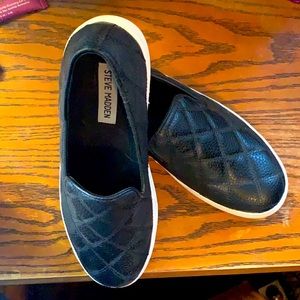 Steve Madden black globe slip-on sneaker sz 8